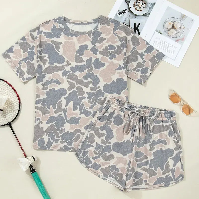 Loose-fitting T-shirt and camouflage print shorts set